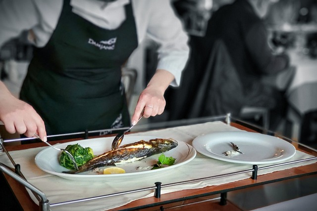 Servizio di pesce al ristorante